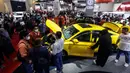Suasana hari kedua pameran Indonesia International Motor Show (IIMS) 2023 di JIExpo Kemayoran, Jakarta Pusat, Jumat (17/2/2023). IIMS 2023 yang berlangsung hingga 26 Februari mengangkat tema "Bringing Opportunity for Otomotive Society Together" (BOOST) dan menghadirkan sekitar 40 merek otomotif dengan menampilkan produk dan konsep terbaru. (Liputan6.com/Johan Tallo)