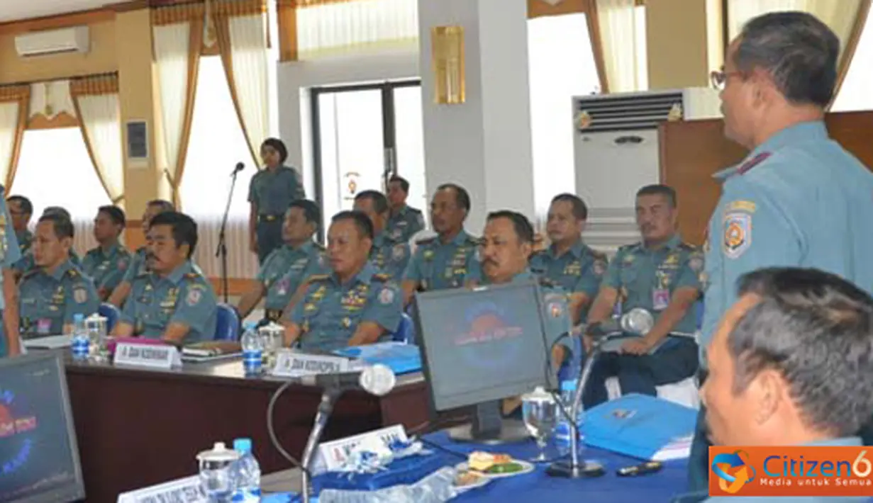 Citizen6, Surabaya: Selain ribuan prajurit Kobangdikal, tampak hadir pula Wadan Kobangdikal Brigjen TNI Marinir P. Verry Kunto.G, Komandan Kodikopsla Laksma TNI Yayat Achmad Hadirat, serta pejabat Kobangdikal lainnya. (Pengirim: Penkobangdikal)