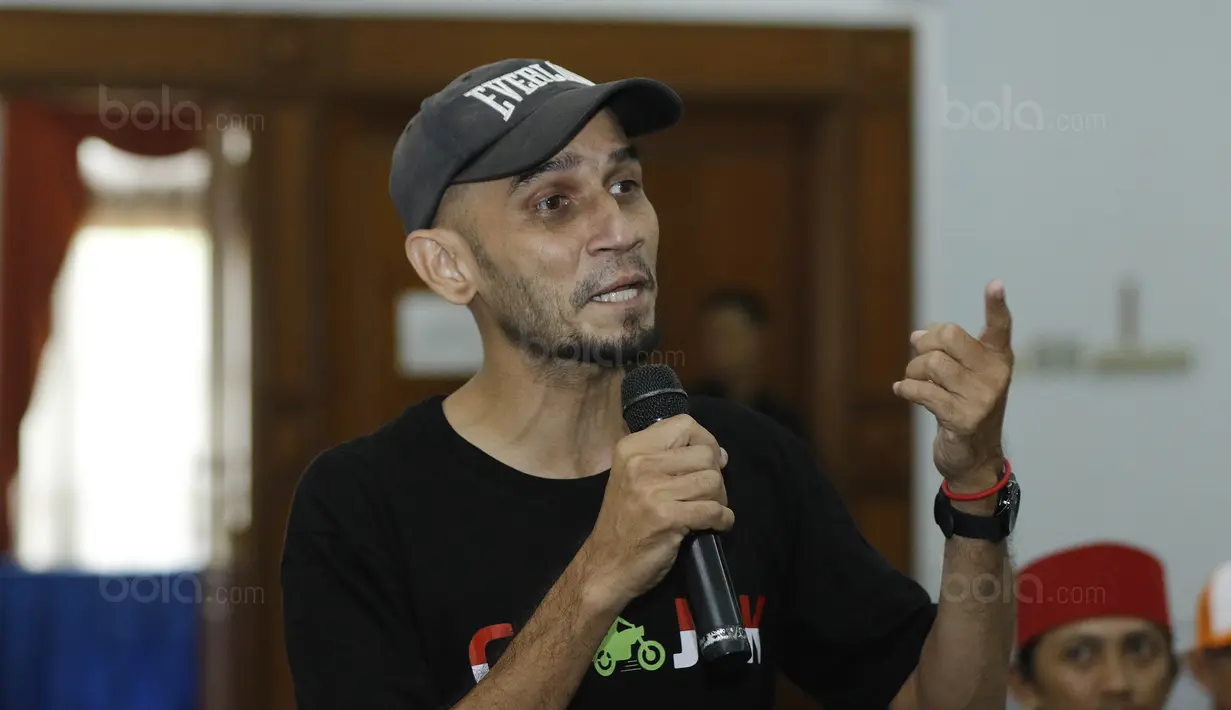Seorang The Jakmania bertanya dengan pemain Persija saat jumpa fans di Kawasan Halim, Jakarta, Senin (2/10/2017). Acara yang diselenggarakan oleh Gojek tersebut menjadi ajang bertemunya The Jakmania dengan pemain idolanya. (Bola.com/M Iqbal Ichsan)