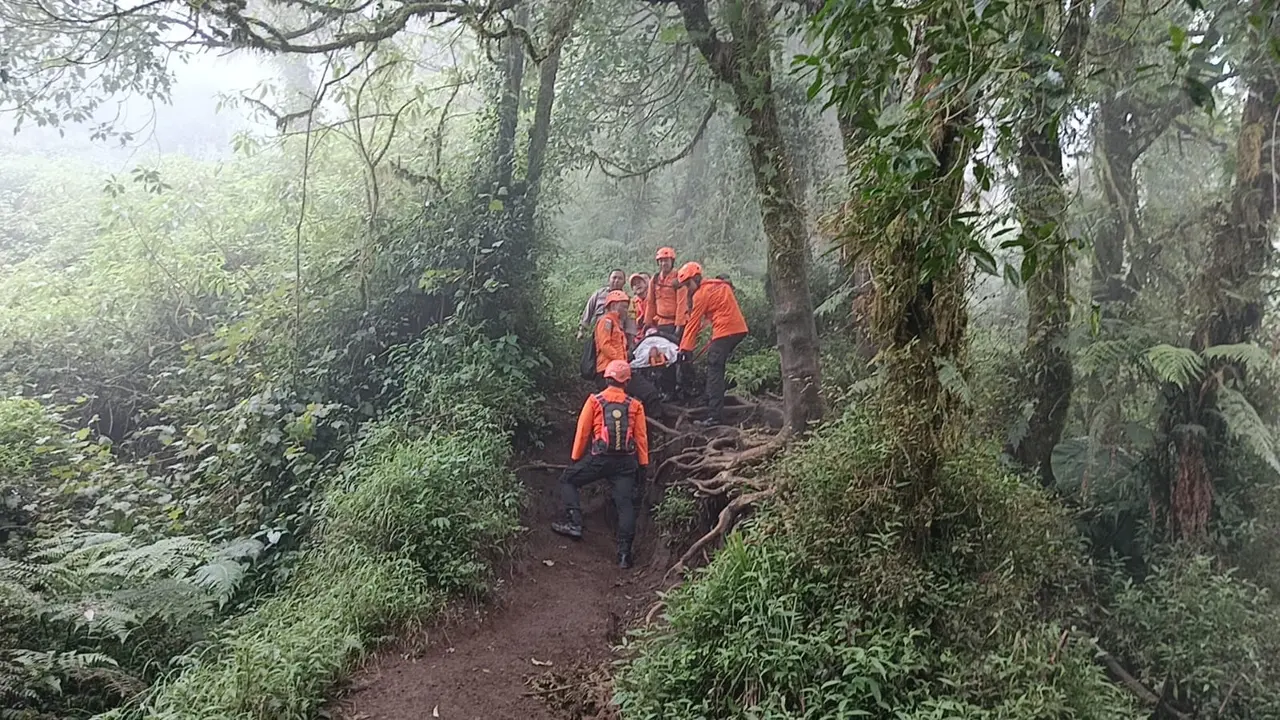Pendaki wanita patah kaki di Gunung Abang. (Istimewa)