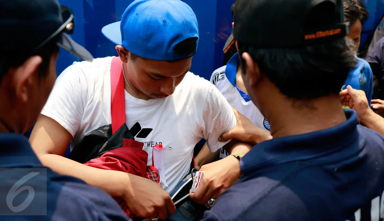Suporter Persib Bandung atau Bobotoh diperiksa petugas Kepolisian usai tiba di halaman Mapolda Jakarta, Minggu (18/10/2015). Ini dilakukan agar pertandingan di Gelora Bung Karno (GBK) nanti berlangsung tertib dan tidak rusuh. (Liputan6.com/Yoppy Renato)