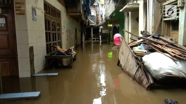Banjir merendam permukiman warga di Kampung Melayu, Jakarta Timur. Banjir itu akibat meluapnya air di Sungai Ciliwung.