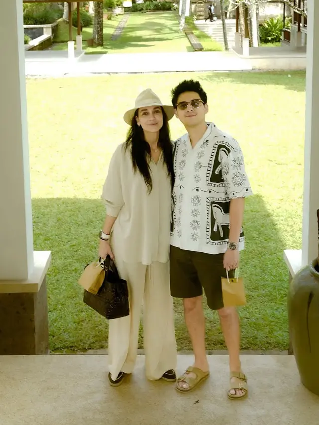 Gaya Resort Luna Maya dan Maxime Bouttier saat Anniversary Satu Bulan Pernikahan di Bali. [@lunamaya]