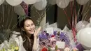 Di hari ulang tahunnya, Ayu Ting Ting “dibanjiri” hadir bunga dan kue. Ia pun berfoto seperti layaknya tradisi aktris Korea Selatan yang sedang ulang tahun.  (@ayutingting92)