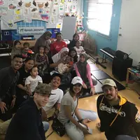 Para pemain sinetron Anak Langit saat berkunjung ke Yayasan Harapan Valencia Care Cancer Tebet. (Istimewa)