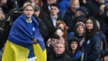 Pemain anyar Chelsea, Mykhailo Mudryk diperkenalkan ke penonton saat jeda babak pertama dalam pertandingan Liga Inggris antara Chelsea melawan Crystal Palace di Stamford Bridge, Sabtu (15/1/2023). Chelsea harus merogoh kocek 100 juta euro untuk mendatangkan Mykhaylo Mudryk ke Stamford Bridge. (AFP/Ben Stansall)