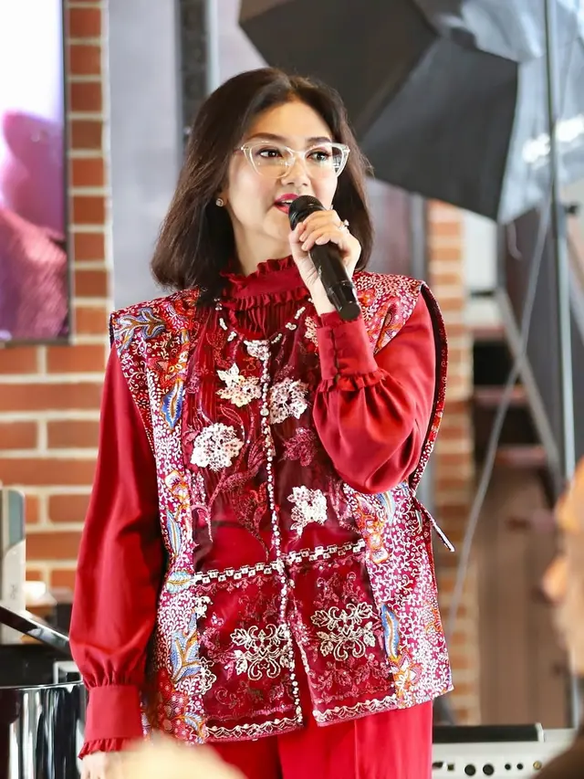 6 Outfit Ibu Pejabat Ala Bella Saphira, Inspirasi Tampil Elegan untuk Usia 50-an