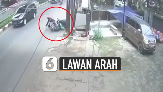 Terekam kamera cctv pemotor lawan arah akhirnya alami kecelakaan.