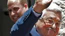 Presiden Palestina, Mahmud Abbas melambaikan tangan ketika menerima kedatangan Pangeran William dari Inggris di Tepi Barat Kota Ramallah, (27/6). Sebelumnya Pangeran Willian melakukan pertemuan dengan PM Israel. (AFP PHOTO / Ahmad Gharabli)