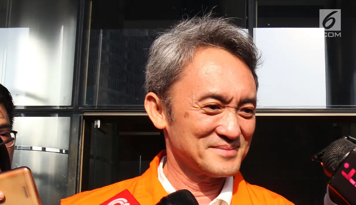 Mantan Presiden Komisaris Lippo Group, Eddy Sindoro usai menjalani pemeriksaan di Gedung KPK, Jakarta, Senin (22/10). Eddy diperiksa sebagai tersangka dugaan suap pengurusan perkara yang melibatkan perusahaan Lippo Group. (Liputan6.com/Herman Zakharia)