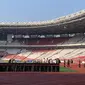 Momen Ketua Umum PSSI Erick Thohir meninjau kondisi rumput lapangan Stadion Utama Gelora Bung Karno (SUGBK) jelang laga Kualifikasi Piala Dunia 2026 pada Rabu (5/5/2024). (Liputan6.com/Melinda Indrasari)