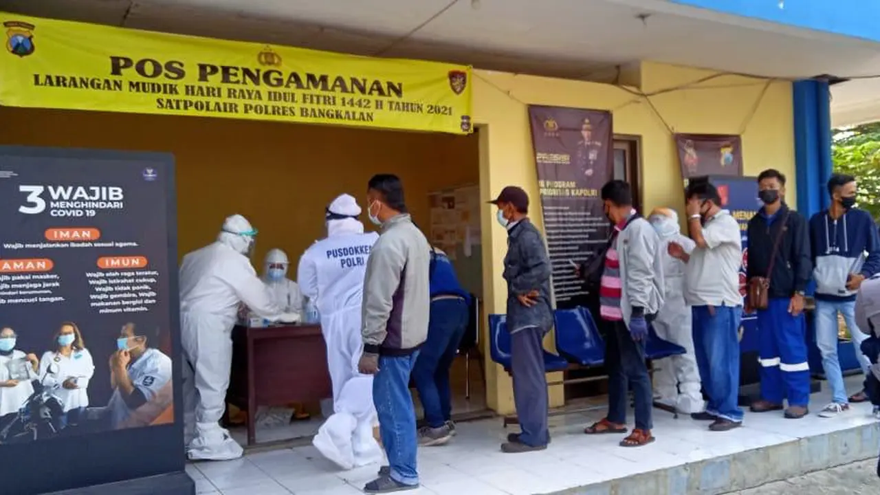tes antigen massal bagi penumpang kapal fery Pelabuhan Kamal Bangkalan. (Dian Kurniawan/Liputan6.com)