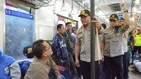 Kapolresta Tangerang periksa barang bawaan penumpang KRL tujuan Jakarta. (Liputan6.com/Pramita Tristiawati)