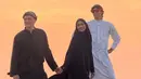 Ketiganya pun menikmati keindahan gurun pasir, sang suami mengenakan pakaian hitam dah Eddy mengenakan gamis putihnya. [@maudykoesnaedi]