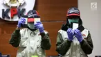 Penyidik menunjukkan barang bukti alat komunikasi saat operasi tangkap tangan (OTT) Kalapas Sukamiskin di Gedung KPK, Jakarta, Sabtu (21/7).