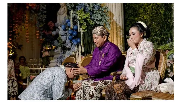 6 Potret Tommy Soeharto dan Tata Cahyani Dampingi Darma Mangkuluhur di Momen Sungkeman