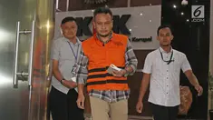 Tersangka Irvanto Hendra Pambudi Cahyo mengenakan rompi tahanan keluar meninggalkan Gedung KPK, Jakarta, Senin (12/3). Keponakan terdakwa Setya Novanto itu menjalani pemeriksaan perdana pascapenahanan. (Liputan6.com/Herman Zakharia)
