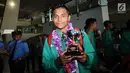 Pemain Timnas Indonesia U-16, Fadillah Nur Rahman menunjukkan trophy Jenesys saat penyambutan di Bandara Soetta, Tangerang, Kamis (15/2). Timnas Indonesia U-16 berhasil menjuarai turnamen Jenesys di Jepang. (Liputan6.com/Helmi Fithriansyah)