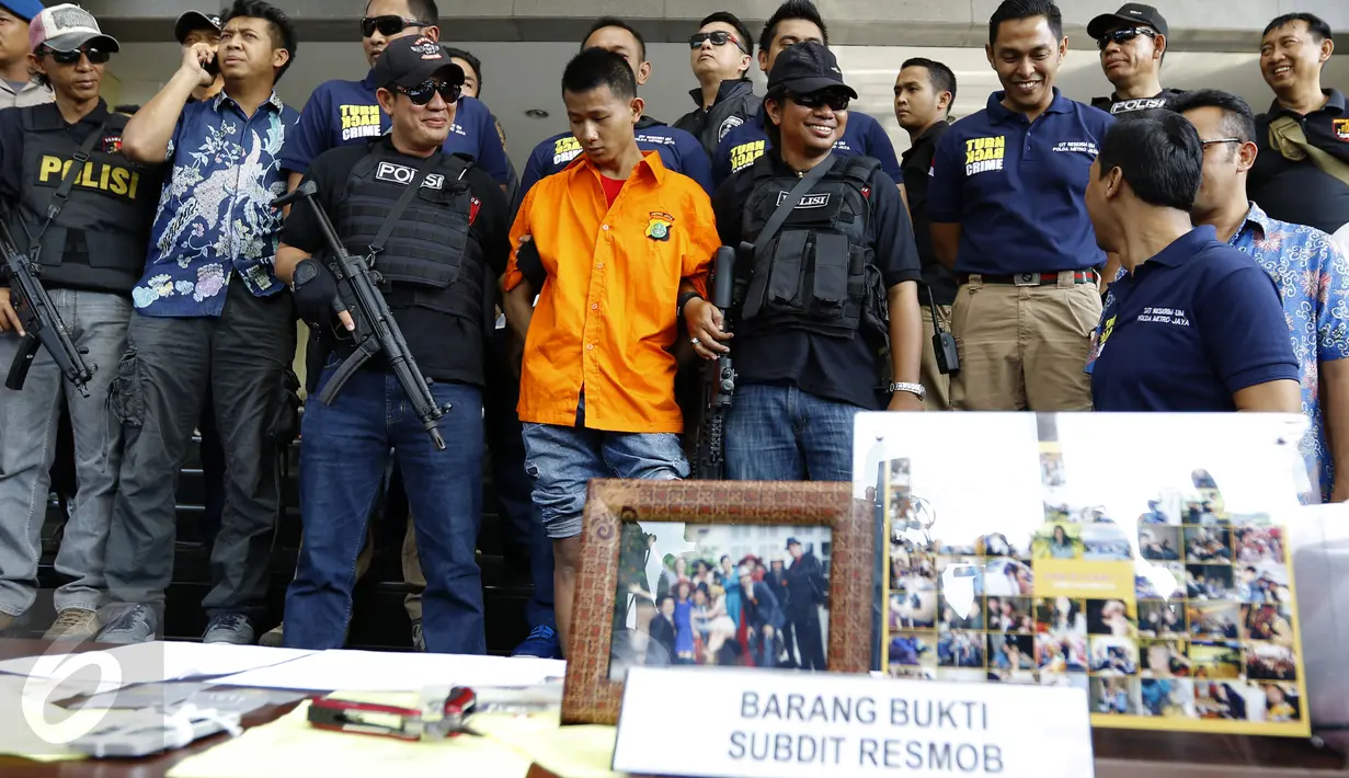 Tersangka Mursalim saat digelandang petugas Resmob Direktorat Reserse Kriminal Umum Polda Metro Jaya, Jakarta, Jumat (11/9/2015). Pelaku ditangkap dalam pelariannya seusai membunuh WN Jepang Nishimura. (Liputan6.com/Yoppy Renato)