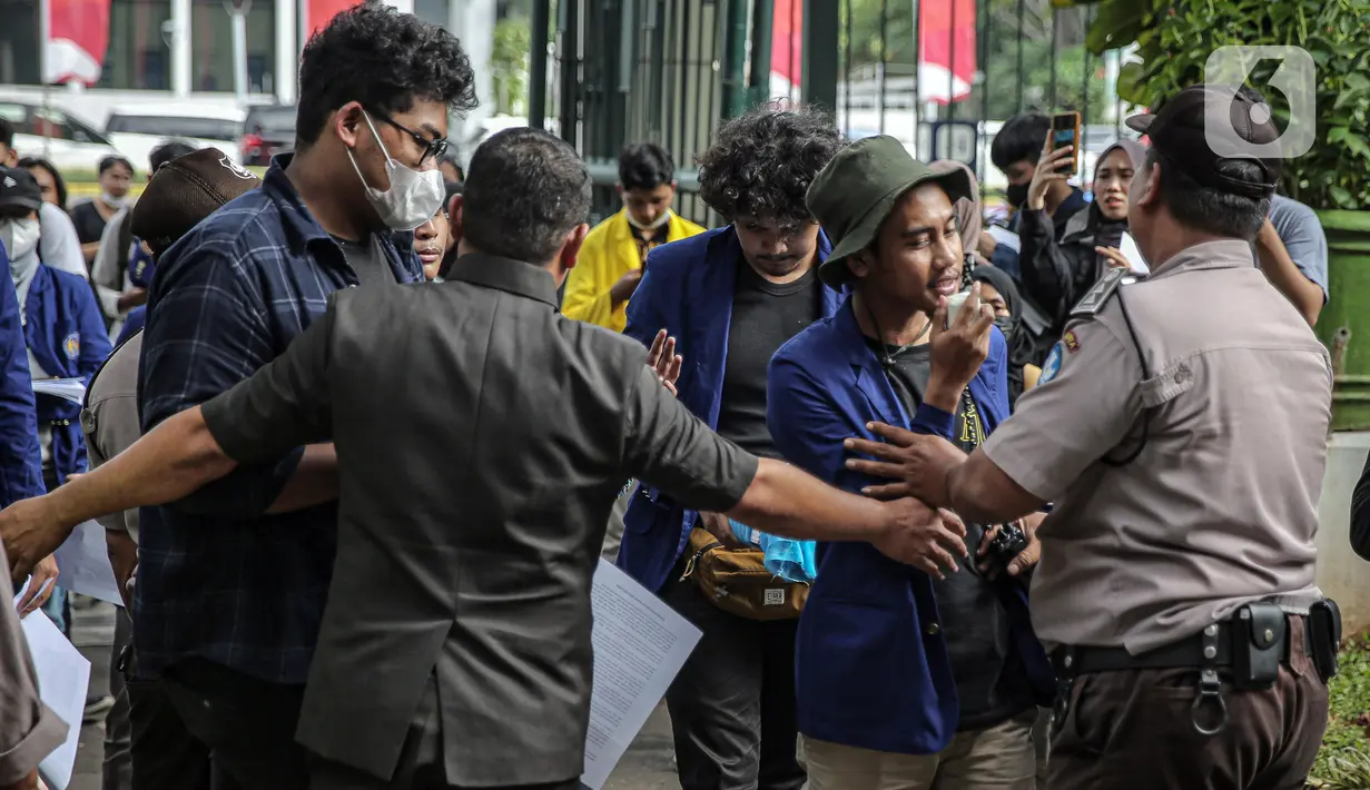 Petugas keamanan mengadang sejumlah mahasiswa UNY yang akan menggelar aksi di depan Gedung Kemendikbud, Jakarta, Jumat (10/2/2023). Dengan memaksa masuk untuk melakukan aksi di dalam lingkungan Kemendikbud, mahasiswa UNY memberikan baju dansa sebagai bentuk protes terkait mahalnya biaya kuliah di Indonesia. (Liputan6.com/Faizal Fanani)