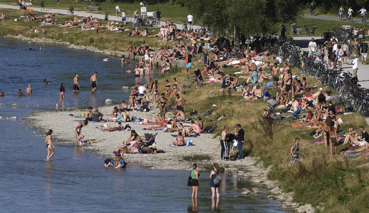 Orang-orang menikmati cuaca musim panas di tepi Sungai Isar, Munich, Jerman, 3 Agustus 2022. (AP Photo/Matthias Schrader)