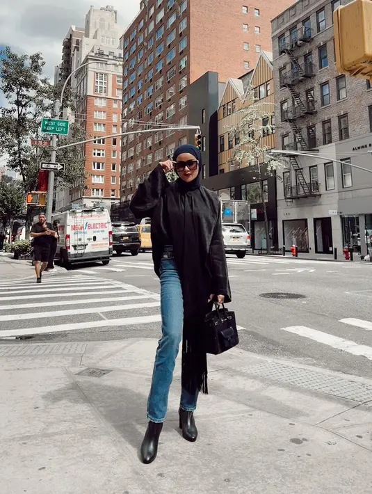 Memadukan celana jeans serta busana serba hitam seperti Olla Ramlan satu ini mungkin bisa dijadikan inspirasi. Dirinya bahkan terlihat memakai tas mewah berwana hitam serta ankle boots dan menambahkan kesan classy. (Liputan6.com/IG/@ollaramlan)