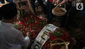 Sejumlah tokoh juga terlihat hadir dalam prosesi pemakaman siang ini. Antara lain mantan Jenderal TNI Gatot Nurmantyo, mantan Menteri Agama Lukman Hakim Saifuddin, dan pengamat politik Rocky Gerung. (Liputan6.com/Herman Zakharia)