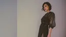 Eva Celia tampil menawan dengan busana serba hitam. Selain itu, ia juga memakai lipstik warna gelap. (Foto: instagram.com/evacelia)