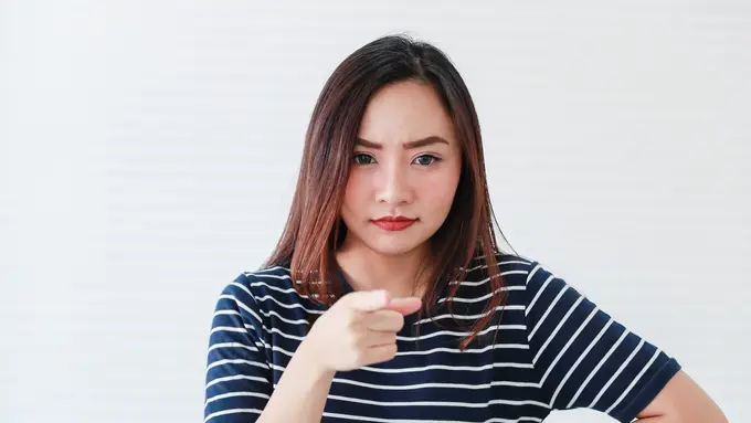 kepribadian perempuan kesal jengkel menuduh