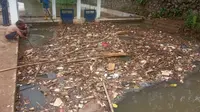 Satgas Banjir PUPR Kota Depok membersihkan sampah di dalam kali di Kota Depok. (Liputan6.com/Dicky Agung Prihanto).