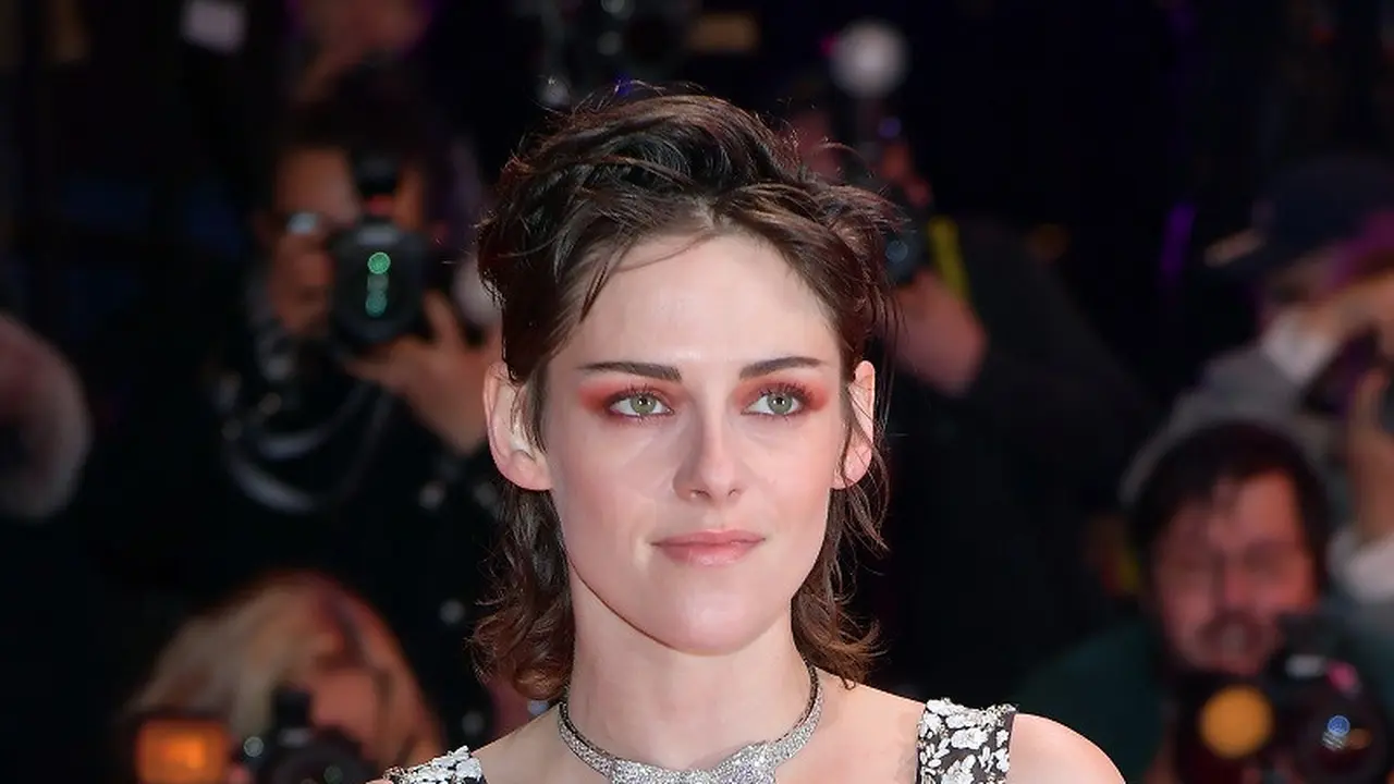 Gaya Feminin Edgy Kristen Stewart dengan Gaun Chanel dan Rambut Mixie di Festival Film Internasional Berlin