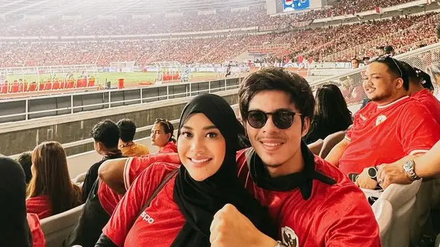 Aurel Hermansyah dan Atta Halilintar Menyaksikan Pertandingan Sepak Bola Timnas Indonesia Melawan Australia di GBK. [@aurelie.hermansyah]