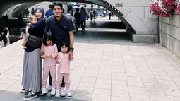 Beberapa waktu terakhir, Desta dan keluarga kecilnya ini bertandang ke Korea. Keharmonisan keluarga ini makin terlihat saat semuanya mengenakan pakaian yang senada. (Liputan6.com/IG/@natasharizkynew)
