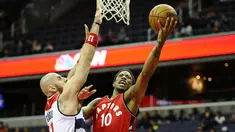 Pemain Toronto Raptors, DeMar DeRozan #10 mencoba melakukan saat dihadangan pemain Washington Wizards, Marcin Gortat #13 pada laga NBA Preseason di Verizon Center, Ssabtu (22/10/2016) WIB. (Mandatory Credit: Brad Mills-USA TODAY Sports)