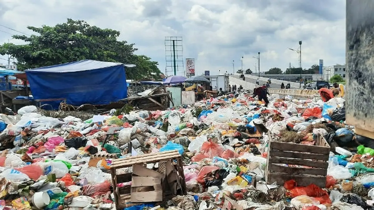 Tumpukan sampah di Pekanbaru yang terjadi Jalan Soekarno-Hatta.