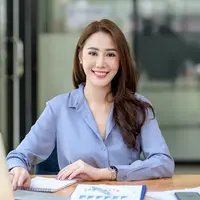 ilustrasi perempuan dewasa bekerja/Amnaj Khetsamtip/Shutterstock