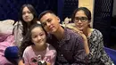 Keluarga Andhika Pratama dan Ussy Sulistiawaty memang dikenal selalu merayakan momen spesial bersama-sama. Mereka selalu memastikan setiap anggota keluarga merasa dihargai dan dicintai. Hal ini terlihat dari konsistensi mereka dalam merayakan ulang tahun setiap anggota keluarga dengan penuh kehangatan. Ussy dan Andhika juga tak pernah membedakan ulang tahun anak-anaknya. (Liputan6.com/IG/@ussypratama)