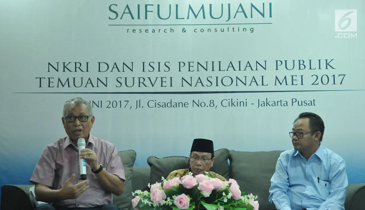 Sosiolog dari Universitas Indonesia, Tamrin Amal Tomagola (kiri) didampingi KH. Masdar F. Mas’udi (tengah) dan Saiful Mujani memberikan pemaparan dalam acara temuan survei terkait ISIS, Jakarta, Minggu (4/6). (Liputan6.com/Helmi Afandi)