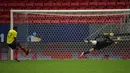 Emiliano Martinez menjadi pahlawan dengan memblok bola hasil tendangan tiga eksekutor penalti Kolombia yakni Davinson Sanchez, Yerry Mina, dan Edwin Cardona. (Foto: AFP/Nelson Almeida)