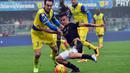 Pemain Juventus, Paulo Dybala, berusaha dihentikan pergerakannya oleh pemain Chievo, Dario Dainelli, dalam lanjutan Serie A Italia di Stadion Marc'Antonio Bentegodi, Minggu (31/1/2016). (AFP/Giuseppe Cacace)