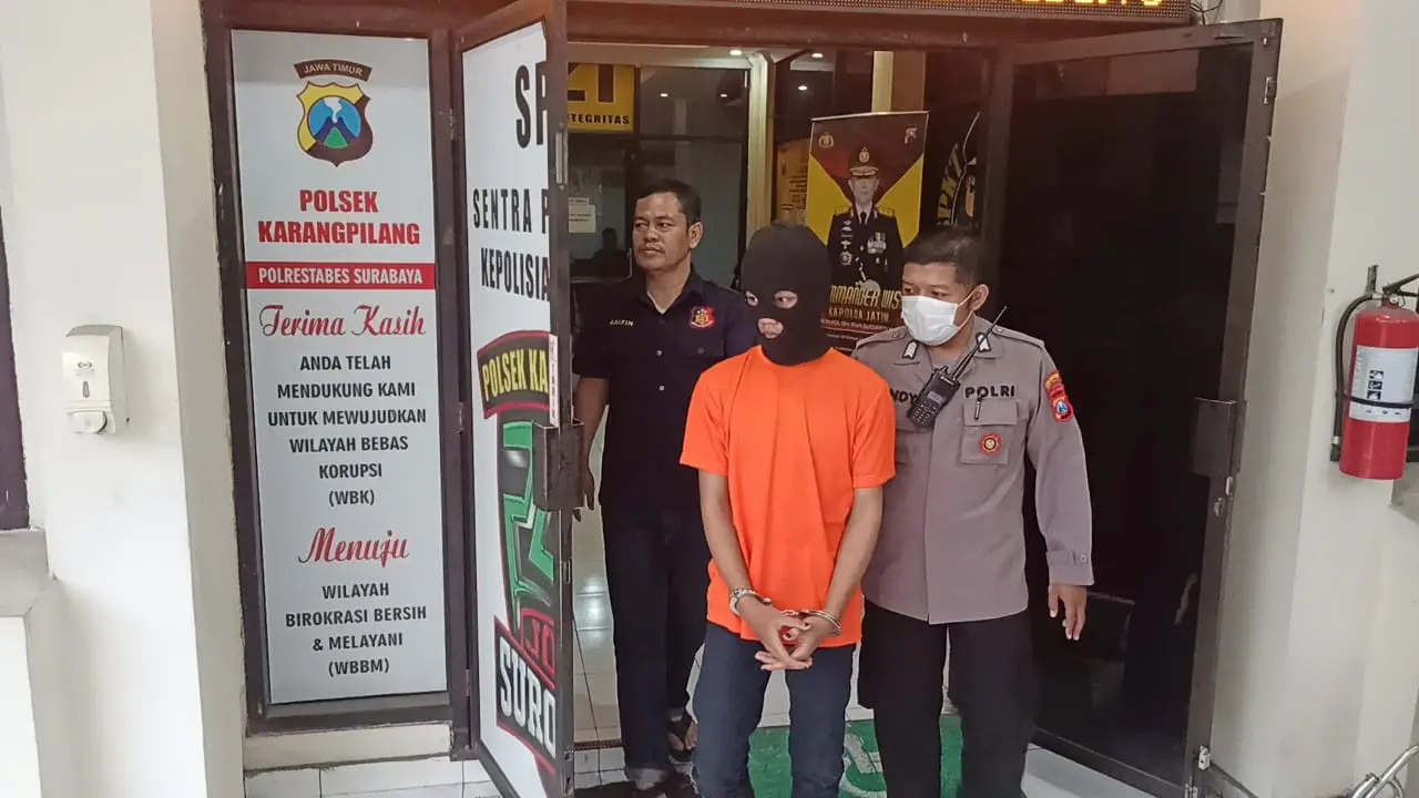 Satu tersangka diamankan karena video viral keliling Surabaya bawa clurlit. (Dian Kurniawan/Liputan6.com)