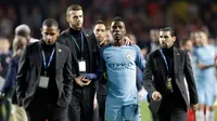 Ekspresi gelandang Manchester City,  Kelechi Iheanacho (kedua kanan) usai pertandingan melawan AS Monaco pada leg kedua babak 16 besar Liga Champions di stadion Louis II, Monaco (16/3). City takluk 3-1 atas AS Monaco. (AP/Claude Paris)