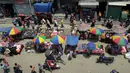 Warga memadati jalan yang dipenuhi lapak pedagang di area pasar tradisional selama karantina wilayah masih diberlakukan pemerintah setempat di Dhaka, Bangladesh (12/5/2020). (AFP/Munir Uz Zaman)