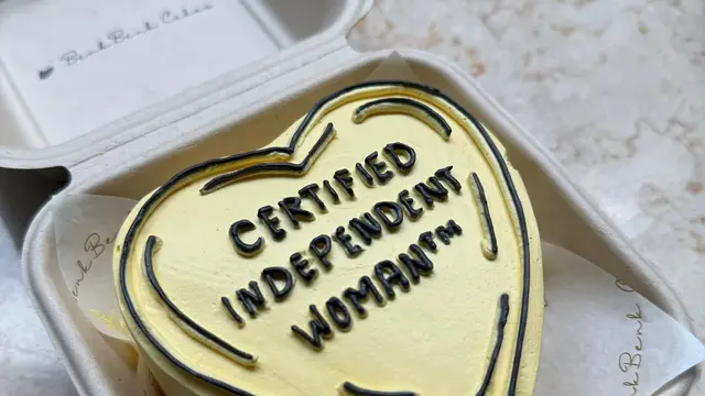 Kue kuning bentuk love bertuliskan “CERTIFIED INDEPENDENT WOMAN” setelah Tasya Farasya bercerai. [@tasyafarasy