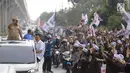 Calon presiden nomor urut 02 Prabowo Subianto menyapa pendukungnya saat menghadiri kampanye akbar di Lapangan Benteng Kuto Besak, Palembang, Rabu (9/4). (Liputan6.com/Pool/Media Prabowo Sandi)
