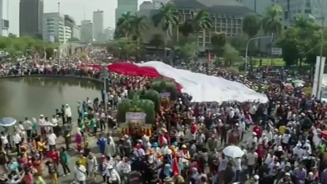 Bendera Raksasa Merah Putih Terlihat dari Udara 