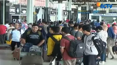 Antrean penumpang bukan hanya di terminal satu domestik namun hampir bisa dibilang merata di terminal dua dan terminal tiga.