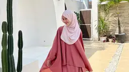 Busana bernuansa pink ini pun membuat penampilan Adiba tampak manis. Tak sedikit pula netizen yang memuji penampilannya di media sosial. (Liputan6.com/IG/@adiba.knza)