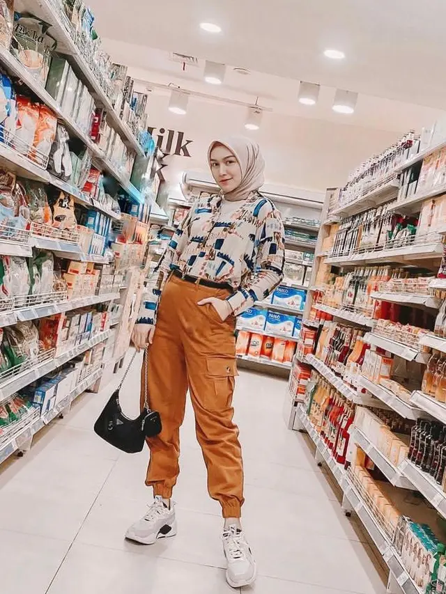 7 Ide Padu Padan Celana Jogger Wanita Berhijab dari Irish Bella hingga Olla Ramlan
