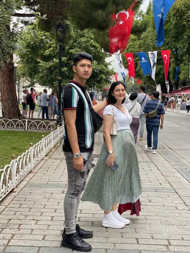 Perut Makin Buncit, Ini 6 Potret Terbaru Yasmine Ow yang Kian Memesona